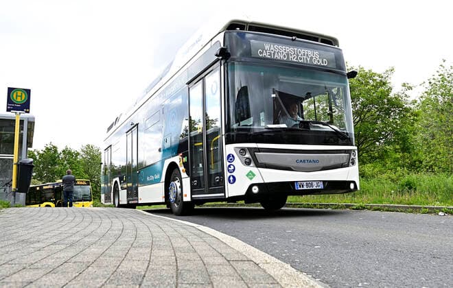 WASSERSTOFFBUS CAETANO H2 CITY GOLD on test drive On Friday, 21 May, the Ruhrbahn tests a fuel cell bus of the company Caetano bus in the Mülheimer service area on reliability, range and technical requirements The electrical model H2 city gold of the Portuguese manufacturer Caetano on test drive in Mülheim Ruhr, city