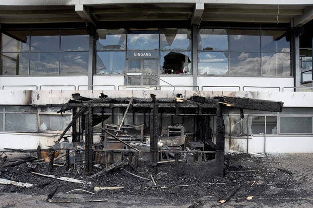 21 05 2021, Hanover, Lower Saxony, GER The destroyed gastronomy annex at the grandstand of the racecourse Neue Bult after a fire broke out during the night Racecourse Hanover, Neue Bult fire, fire damage, grandstand, devastated, devastation, building damage, building insurance, insurance case, damage, outside, exterior photo 210521FS911HANNOVER JPG