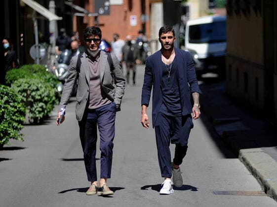 Bilder des Jahres 2021, Entertainment 05 Mai Entertainment Bilder des Tages Milan, Andrea Iannone at lunch with his girlfriend Carmen Rodriguez Andrea Iannone, after having parked his car in obvious no parking, in a stretch of via Montenapoleone used only for loading and unloading, goes to lunch with his girlfriend Carmen Rodriguez, model and former umbrella like Francesca Novello girlfriend of Valentino Rossi, and his brother. In order not to have the car taken away by the tow truck, Andrea Iannone sends his brother to move it, taking insults from the workers on the spot who had been waiting for over half an hour, then in order not to be photographed together ANDREA IANNONE goes out a minute later of his girlfriend. While walking with his brother Andrea Iannone he is stopped by a street vendor who offers him a b Copyright: xMimmoxCarrierox xIPAx xMimmoxCarrierox