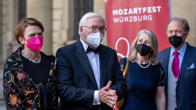 Wuerzburg, Residenz, 28 05 2021, 100 years Mozartfest Wuerzburg 2021, opening of the jubilee festival Picture from left to right Federal President Frank Walter Steinmeier his wife Elke Büdenbender, Evelyn Meining, artistic director of the Mozartfest Wuerzburg, and her husband Stephan Mösch 2021 Germanys oldest Mozartfest celebrates its 100th anniversary Copyright: HMBxMedia xHeikoxBecker