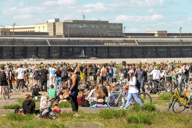30 05 2021,Berlin,Germany,GER,the Tempelhofer Feld This Sunday young and old are on site There will be dancing