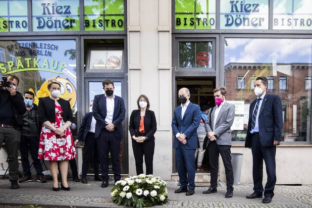 Olaf Scholz, SPD candidate for chancellor, pictured during a visit to the Doener neighbourhood, which was the target of a far-right attack in October 2019, in Halle, 30 05 2021 Halle Germany Copyright: xFlorianxGaertner photothek.dex