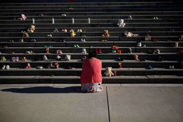Bilder des Jahres 2021, News 06 Juni News Themen der Woche KW22 News Bilder des Tages June 1, 2021, Victoria, BC, Canada: Regina Haasjes, of the Tla-O-Qui-Aht First Nation, pays her respects below the steps outside the legislature in Victoria, Tuesday, June 1, 2021. Shoes have been laid in honour of the 215 residential school children whose remains have been discovered near the facility in Kamloops, B.C. Victoria Canada - ZUMAc35_ 20210601_zaf_c35_130 Copyright: xChadxHipolitox