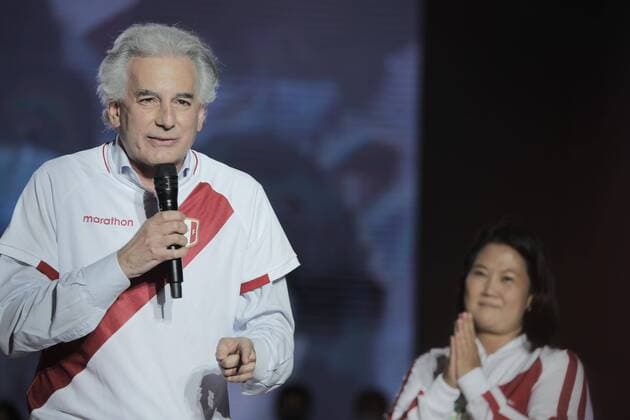 Bilder des Jahres 2021, News 06 Juni News Themen der Woche KW22 News Bilder des Tages LIMA (PERU), 06 03 2021.- Álvaro Vargas Llosa (l), son of Nobel Prize winner Mario Vargas Llosa, speaks in support of the candidate for the Presidency of Peru Keiko Fujimori (r), from the Fuerza Popular party during the closing of his campaign for the second presidential round on June 6, at the Las Palomas oval in the district of Villa El Salvador, in Lima, Peru, 03 June 2021. Keiko will face on Sunday in the electoral contest Pedro Castillo, from the Peru Libre party, with whom he waged a tense political campaign, intensified in recent weeks. In the second presidential round, more than 25 million Peruvians are summoned to the polls to elect the person who will govern Peru for the next five years. EFE John Reyes Keiko Fujimori s campaign Copyright: xJohnxReyesx AME3220 20210604-637583763315670657