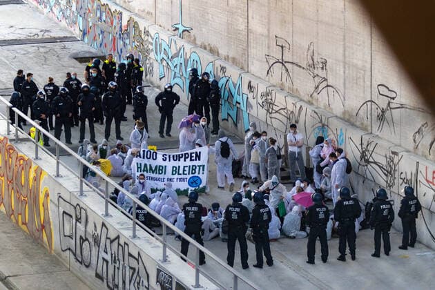 Mass action of the action alliance Sand im Getriebe Berlin on the occasion of the nationwide Anti Autobahn Action Day at the construction site of the A100 05 06 2021 Activists of Ende Gelände and Sand im Getriebe block the construction site on the A100 in Berlin