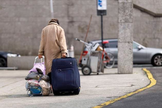 Old-age poverty threatens more and more elderly people in Germany At the end of 2020, more senior citizens were dependent on basic security than ever before In the picture, an old lady dragging her belongings behind her in suitcases and bags Topic image, symbol image Cologne, 04 06 2021 Foto:xC.xHardtx xFuturexImage