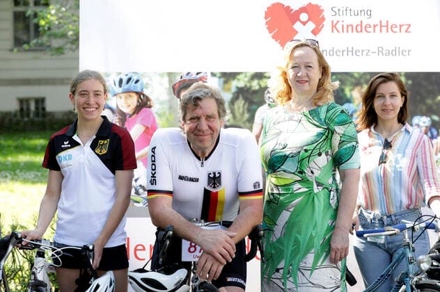 Carlotta Walser, Uwe Rohde and Sylvia Paul at the start of the 6th stage of the HerzRadtour for the benefit of Stiftung KinderHerz in front of the German Heart Institute Berlin Berlin, 07 06 2021 Foto:xS.xGabschx xFuturexImage