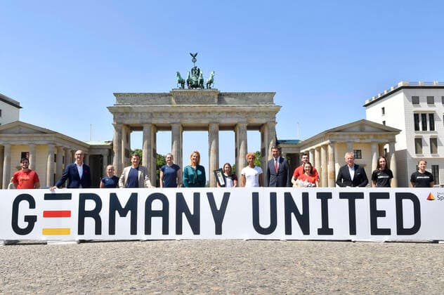 Tim Höttges, Thomas Berlemann, Franziska van Almsick, Malaika Mihambo, Stephan Mayer, Johannes B Kerner and athletes at the photo session after the press conference to launch the new Sporthilfe campaign Germany United in front of the Brandenburg Gate Berlin, 07 06 2021 Foto:xF.xKernx xFuturexImage