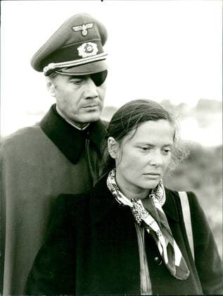 Fliegen und Stürzen Das Bild zeigt einen Ausschnitt aus dem deutschen TV-Drama Fliegen und Stürzen. Es sind die Schauspieler Cordula Trantow und Wolfgang Arps zu sehen. Copyright: TelePress UnitedArchivesIMS_3624879F EDITORIAL USE ONLY