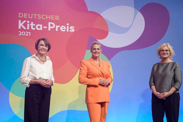 Presentation of the German KITA Award 2021 Current, 09 06 2021, Berlin, Moderator Barbara Schoeneberger together with Federal Minister for Family Affairs Christine Lambrecht SPD , DKJS Patron Elke Buedenbender at the presentation of the German KITA Award 2021 Berlin Berlin Germany