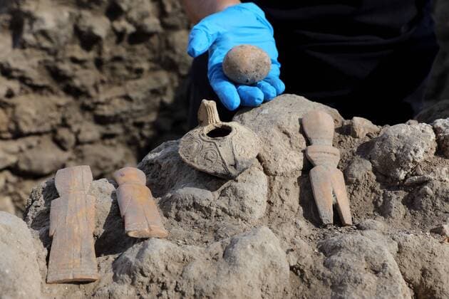 Bilder des Jahres 2021, News 06 Juni News Themen der Woche KW23 News Bilder des Tages (210609) -- YAVNE (ISRAEL), June 9, 2021 -- An Israeli archeologist shows an intact chicken s egg of roughly 1,000 years ago in Yavne, central Israel, on June 9, 2021. Israeli archeologists have discovered an intact chicken s egg of roughly 1,000 years ago, the Israel Antiquities Authority (IAA) said Wednesday. The egg was found in an excavation site in Yavne, in a cesspit dating from the Islamic period. (Photo by Xinhua) ISRAEL-YAVNE-ARCHEOLOGY-EGG GilxCohenxMagen