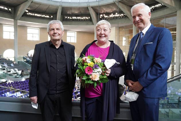 New SED Victims Commissioner elected by the Bundestag News, 10 06 2021, Berlin, Evelyn Zupke the newly elected SED Victims Commissioner together with Roland Jahn and Dieter Dombrowski after the election in the German Bundestag Berlin Berlin Germany