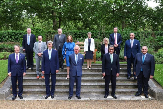 Bilder des Jahres 2021, News 06 Juni News Themen der Woche KW23 . 10 06 2021. London, United Kingdom.CEO of Bank of America, Brian Moynihan, CEO of HSBC, Noel Paul Quinn, CEO of AstraZeneca, Pascal Claude Roland Soriot, Secretary John Kerry, Marc-Andre Blanchard, Stella McCartney, Prince Charles, Prince of Wales, guest, Chief Executive of Royal Bank of Scotland, Alison Rose, President of the 26th United Nations Climate Change Conference, Rt Hon Alok Sharma, CEO of Heathrow Airport, John Holland-Kaye, CEO of EY, Carmine Di Sibio, and CEO of State Street, Ronald P. O Hanley pose for a group photograph at the announcement of the Terra Carta Transition Coalitions at St.James Palace in London. xPoolx xi-Imagesx IIM-22262-0014