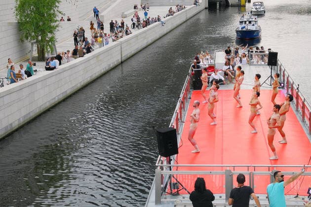 State Ballet on a 2.5 hour evening boat tour through the center of Berlin Spectators on the banks of the Spree thanked with applause