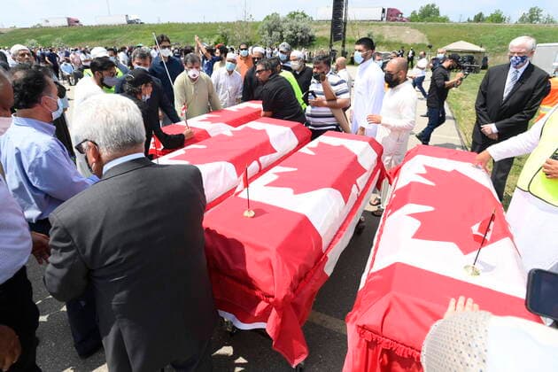 Bilder des Jahres 2021, News 06 Juni News Themen der Woche KW23 News Bilder des Tages June 12, 2021, London, on, Canada: Caskets draped in Canadian flags arrive at a funeral for the four Muslim family members killed in a deadly vehicle attack, at the Islamic Centre of Southwest Ontario in London, Ont., on Saturday, June 12, 2021. Talat Afzaal, 74, her son Salman Afzaal, 46, his wife Madiha Salman, 44, and their 15-year-old daughter Yumna Salman all died last Sunday night while out for a walk after a man in a truck drove them down in what police have called a premeditated attack because they were Muslim. London Canada - ZUMAc35_ 20210612_zaf_c35_033 Copyright: xNathanxDenettex