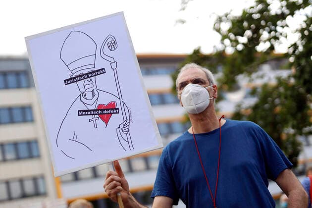 At a rally on the Stock Exchange Square, believers from the Archdiocese of Cologne and activists of the Maria 2 0 movement criticize the behavior of the Church and Archbishop Rain Foto:xC.xHardtx xFuturexImage