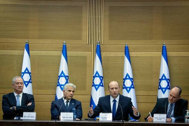Bilder des Jahres 2021, News 06 Juni News Themen der Woche KW23 News Bilder des Tages (210613) -- JERUSALEM, June 13, 2021 -- Israel s new Prime Minister Naftali Bennett (2nd R) and Yair Lapid (2nd L), Israel s alternate prime minister and foreign minister, attend the first cabinet meeting of the new coalition government in Jerusalem, on June 13, 2021. Naftali Bennett, leader of the right-wing Yamina (United Right) party, was sworn in as new Israeli prime minister on Sunday night, sending Benjamin Netanyahu to the opposition after a record 12-year rule. This came after the new coalition government, headed by Bennett and Yair Lapid, leader of the centrist Yesh Atid (Future) party, was approved by the parliament, or Knesset, in a vote of confidence. ( via Xinhua) MIDEAST-JERUSALEM-ISRAEL-NEW GOVERNMENT-CABINET MEETING JINI