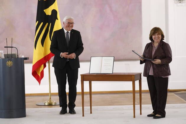 Federal President Frank Walter Steinmeier, Nobel Prize for Literature winner Svetlana Alexievich, Germany, Berlin, Award of the Great Cross of Merit to Svetlana Alexievich
