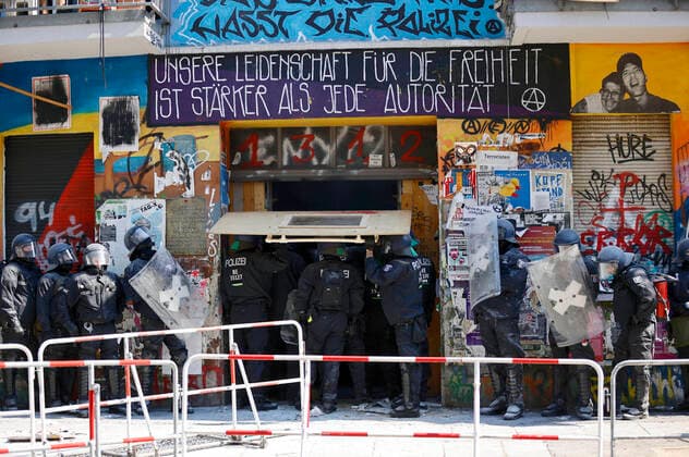 In the partially occupied house in the Rigaer street 94 should be checked on Thursday the fire protection After the residents initially refused to open the door, the police gained access by force and was thrown with paint Source rbb online Berlin, 17 06 2021 Foto:xJ.xMWx xFuturexImage