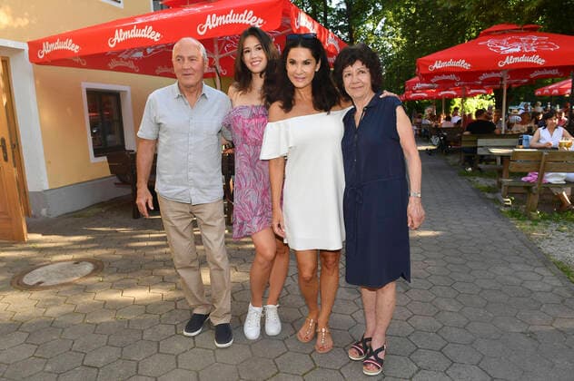 Mariella Ahrens with parents and daughter Isabella von Faber Castell at the premiere of the play Das Blaue vom Himmel at the open-air stage Siebenbrunn Munich, 17 06 2021 Foto:xB.xInsingerx xFuturexImage