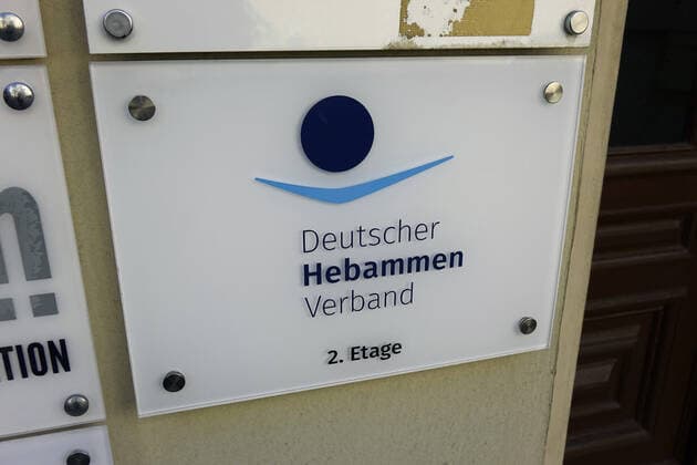 Sign German Midwives Association Sign German Midwives Association, 03 06 2021, Mitte, Berlin, A sign is located at an office of the German Midwives Association