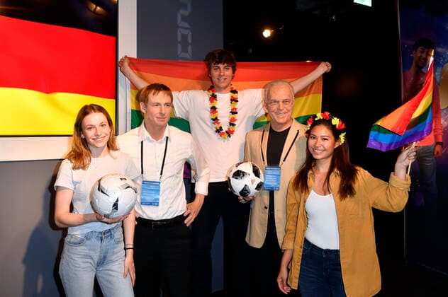 Models with the wax figures of Jürgen Klinsmann and Franz Beckenbauer at the opening of the new Madame Tussauds area Berlin 100 From the Golden Twenties to the City of Freedom at Madame Tussauds Berlin, 23 06 2021 Foto:xF.xKernx xFuturexImage