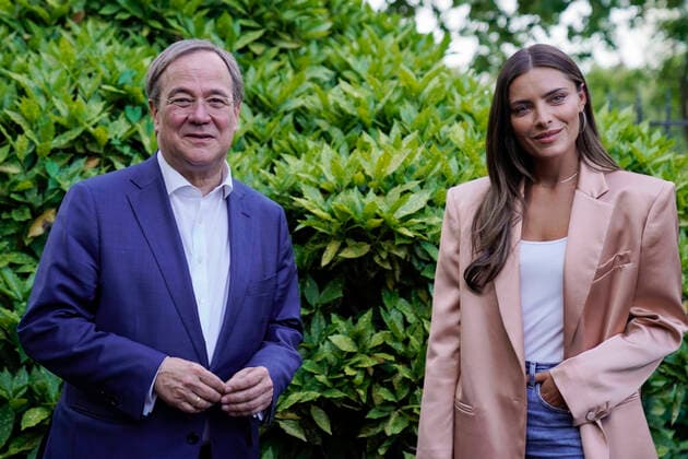 Armin Laschet meets Sophia Thomalla Current, 25 06 2021, Düsseldorf State Premier Armin Laschet CDU of North Rhine Westphalia, CDU leader and candidate for chancellor together with Sophia Thomalla the actress, presenter and investor on arrival at the state office of North Rhine Westphalia at the appointment Facebook live Ar
