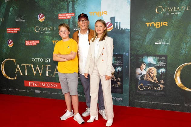Julius Weckauf, Otto Waalkes and Gloria Terzic, the main actors at the Catweazle cinema premiere on 27 06 2021 in Bochum Catweazle cinema premiere with Otto Waalkes in Bochum