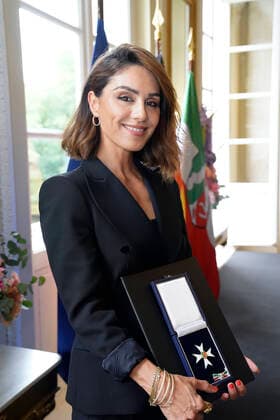 Award of the Order of Merit of the State of North Rhine-Westphalia by Armin Laschet Aktuell, 28 06 2021, Duesseldorf,Nazan Eckes due TV presenter and publicist with the Order of Merit of the State of North Rhine-Westphalia in her hand at the IDR Schloss Eller in Duesseldorf Duesseldorf North Rhine-Westphalia Germany
