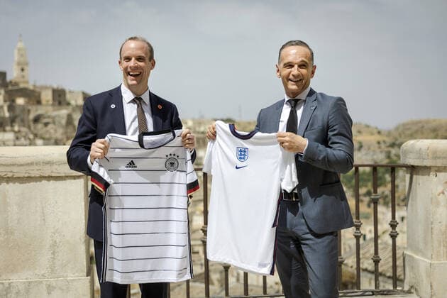 Heiko Maas, Federal Minister of Foreign Affairs, R and Dominic Raab, Foreign Secretary of the United Kingdom of Great Britain and Northern Ireland, L exchange jerseys on the occasion of the countries match in the evening on the sidelines of the G20 Foreign Ministers meeting in Matera Matera, 29 06 2021 Matera Italy Copyright: xJaninexSchmitz photothek.dex