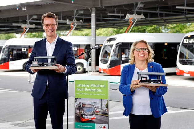 Hendrik Wüst and Svenja Schulze during the visit of Environment Minister Svenja Schulze and NRW Transport Minister Hendrik Wüst to KVB Cologne with symbolic commissioning of the new charging infrastructure for electric buses Cologne, 29 06 2021 Foto:xC.xHardtx xFuturexImage