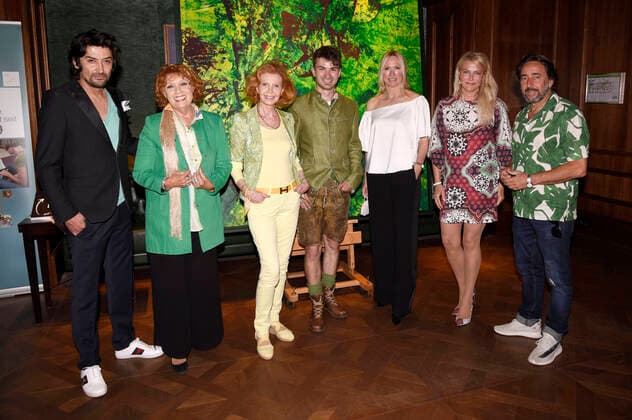 Adrian Can, Sarah Laux, Jutta Kammann, Andreas Hastreiter, Simone von Anhalt, Ursula Gottwald and Dieter Landuris at the charity art auction in the Jahreszeiten Bar at the Hotel Vier Jahreszeiten Kempinski Munich, 01 07 2021 Foto:xS.xAdamx xFuturexImage