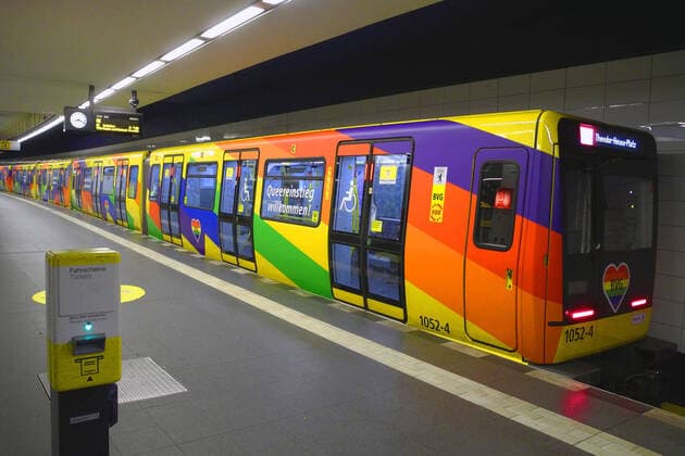 On the U2 line of the BVG, a new underground train in rainbow colours has been running between Pankow and Ruhleben since yesterday.