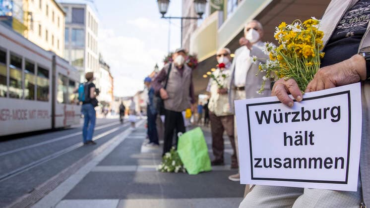 02 07 2021, Wuerzburg mourns - human chain and demos of AFD and Antifa, GER, Wuerzburg, city center picture v li Wuerzburg mourns with a human chain from the crime scene to the city hall Copyright: HMBxMedia xHeikoxBecker