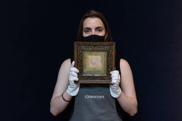 Bilder des Jahres 2021, News 07 Juli Entertainment Bilder des Tages Christie s Classic Week Sales In London LONDON, UNITED KINGDOM - JULY 05, 2021: A staff member holds a drawing titled Head of a Bear by Leonardo da Vinci (1452-1519), estimate: £8,000,000 - 12,000,000 during a photo call for Classic Week at Christie s auction house, a marquee series of nine auctions which feature works of art from antiquity to the 20th century on July 05, 2021 in London, England. London Greater London United Kingdom szymanowicz-christie210705_npNJF Copyright: xWIktorxSzymanowiczx