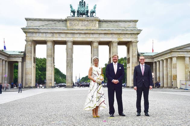 Photo session with the Royals William and Maxima Photo session with I I M M Photo with King Willem Alexander and Queen Maxima of the Netherlands and the Governing Mayor Michael Müller, at the Brandenburg Gate in Berlin on 05 07 2021 Photopress Mueller