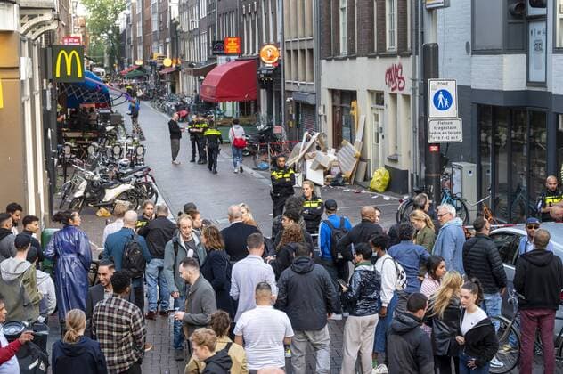 AMSTERDAM A man was shot on Lange Leidsedwarsstraat Several emergency services have arrived ANP EVERT ELZINGA  Copyright: xHollandsexHoogtex xxANPx x433489122x