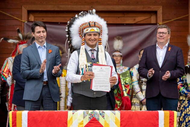 Bilder des Jahres 2021, News 07 Juli News Bilder des Tages July 6, 2021, Cowessess First Nation, SK, Canada: Prime Minister Justin Trudeau, left to right, Chief Cadmus Delorme and Saskatchewan Premier Scott Moe sign a document of a transfer of control over children in care to the community during a ceremony, in Cowessess First Nation, Sask., Tuesday, July 6, 2021. Cowessess is also the site of a former residential school where, last month, ground-penetrating radar detected a potential 751 unmarked graves. Cowessess First Nation Canada - ZUMAc35_ 20210706_zaf_c35_072 Copyright: xLiamxRichardsx