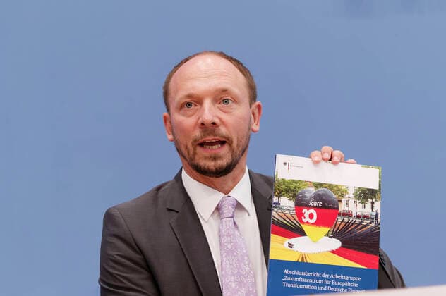 Wanderwitz presents German Unity Report 2021 07 07 Germany, Berlin Federal Press Conference The Federal Government Commissioner for the New Federal States, Parliamentary State Secretary Marco Wanderwitz, presents the Annual Report on the State of German Unity 2021