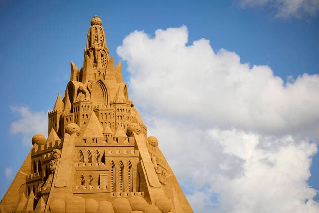 The worlds tallest sand sculpture is under construction in Blokhus on Wednesday 7 July 2021 The Dutch designer Wilfred Stijger is behind the work which is inspired by the covid 19 pandemic photo Claus Bjoern Larsen Scanpix 2021, Denmark  Copyright: ClausxBjoernxLarsenx COP108 spdk20210707-183244-L