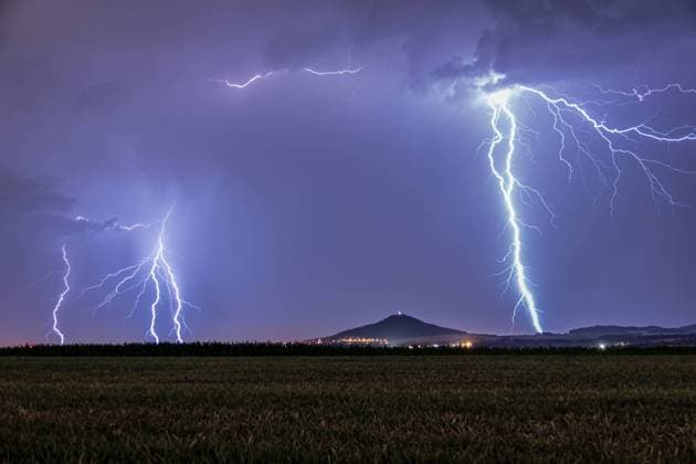 Goerlitz lightning twitching at the Landeskrone 13 07 2021, 22 00 Goerlitz, Landeskrone Photographer LausitzNews de Thomas Hurny In the night to Wednesday, numerous lightning twitched over Lusatia So also at the Landeskrone in Goerlitz Brightly experienced the thunderstorm the local mountain of Goerlitz Also on Wednesday, more thunderstorms are to Copyright: xLausitzNews.de xThomasxHurnyx