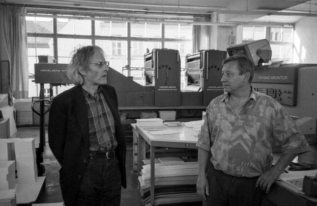 Review due to printing date for the NGBK catalogue Der detektorische Blick , 9 9 1997