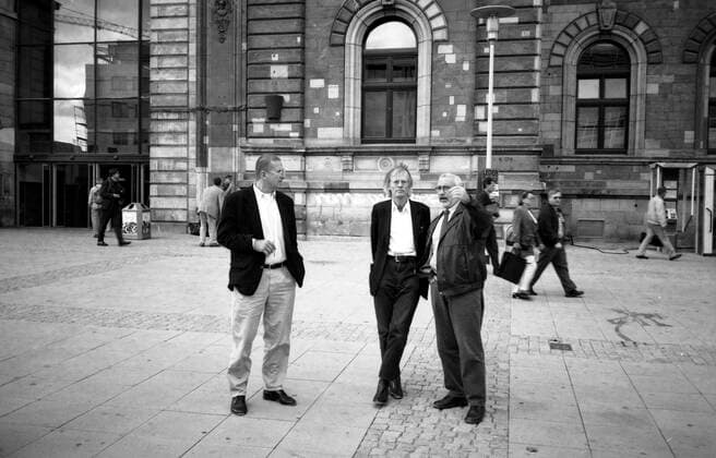 Timm Ulichs with the building department of the city of Magdeburg on the station forecourt for the planned earth axis, 19 9 1997