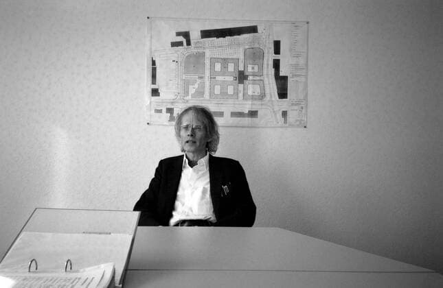 Timm Ulichs in the building department of the city of Magdeburg to the discussion because of the projected earth axis on the forecourt of the main station, 19 9 1997