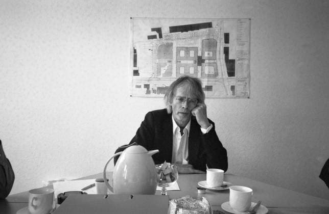 Timm Ulichs in the building department of the city of Magdeburg to the discussion of the projected earth axis on the forecourt of the main station, 19 9 1997
