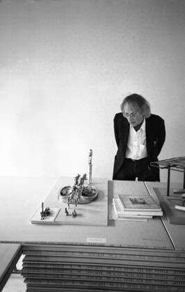 Timm Ulichs in the building department of the city of Magdeburg to the discussion because of the projected earth axis on the forecourt of the main station, 19 9 1997 consideration of the drafts of other colleagues of the competition