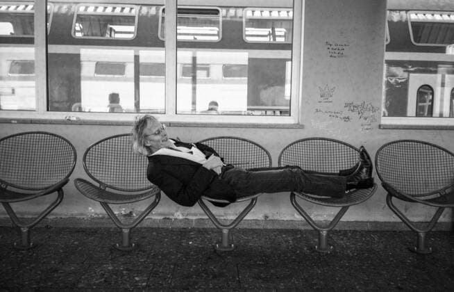 Timm Ulrichs demonstrates the inconvenience of the quiet zone in Magdeburg HBF, 19 9 1997