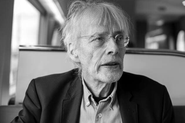 Timm Ulrichs in the dining car of the DB, Berlin Hannover, on the way to Bad Nenndorf for the inauguration of his fountain Der große Abwasch , 29 4 2016