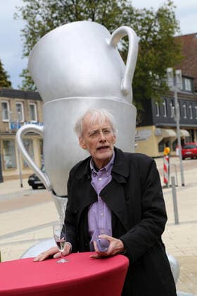 Timm Ulrichs at the inauguration of his fountain, Der große Abwasch , Bad Nenndorf, 29 4 2016.