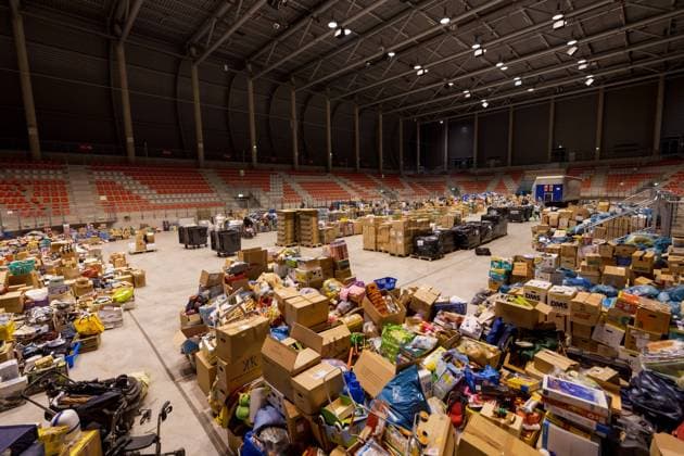 Overwhelming flood relief donation campaign in aid of the victims of the flood disaster in North Rhine-Westphalia and Rhineland-Palatinate from 14 07 2021 at the collection point in the Bitburger Event Center at the Nürburgring, 17 07 2021 Hundreds of helpers sort and pack the donations in kind so that they quickly reach flood victims Nürburg Nürburgring Rhineland-Palatinate Germany
